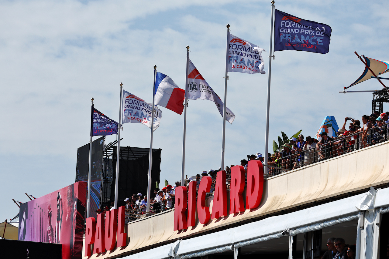 GP FRANCIA, Circuit Atmosfera - pit lane building.
23.07.2022. Formula 1 World Championship, Rd 12, French Grand Prix, Paul Ricard, France, Qualifiche Day.
- www.xpbimages.com, EMail: requests@xpbimages.com © Copyright: Batchelor / XPB Images