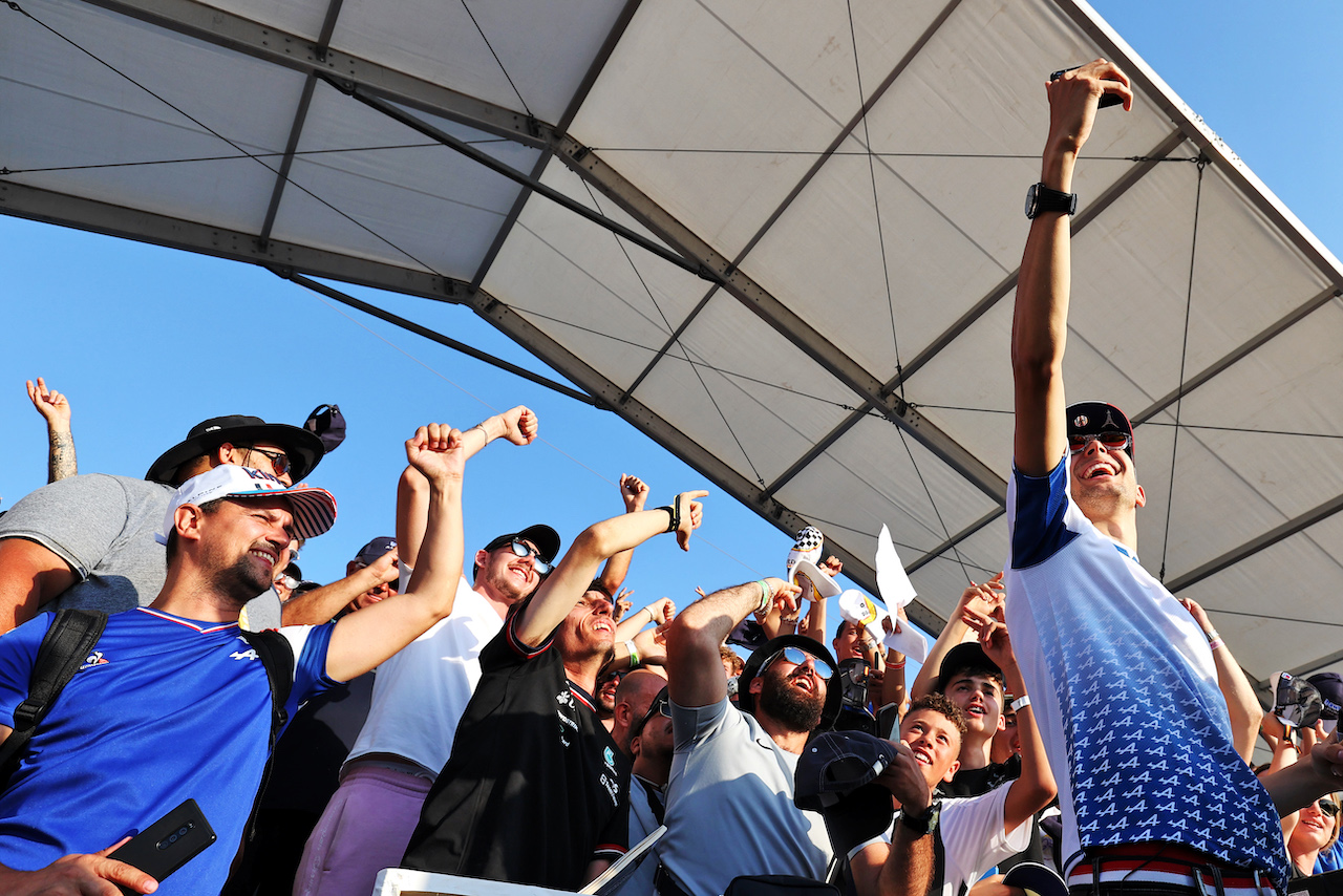 GP FRANCIA, Esteban Ocon (FRA) Alpine F1 Team with fans in the Alpine granstand.
23.07.2022. Formula 1 World Championship, Rd 12, French Grand Prix, Paul Ricard, France, Qualifiche Day.
- www.xpbimages.com, EMail: requests@xpbimages.com © Copyright: Moy / XPB Images