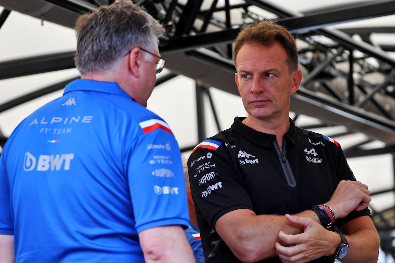 GP FRANCIA, (L to R): Otmar Szafnauer (USA) Alpine F1 Team, Team Principal e Laurent Rossi (FRA) Alpine Chief Executive Officer.
23.07.2022. Formula 1 World Championship, Rd 12, French Grand Prix, Paul Ricard, France, Qualifiche Day.
- www.xpbimages.com, EMail: requests@xpbimages.com © Copyright: Batchelor / XPB Images