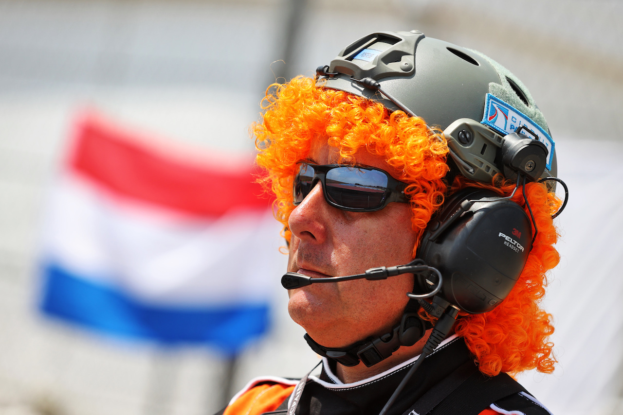 GP FRANCIA, Circuit Atmosfera - a marshal.
23.07.2022. Formula 1 World Championship, Rd 12, French Grand Prix, Paul Ricard, France, Qualifiche Day.
- www.xpbimages.com, EMail: requests@xpbimages.com © Copyright: Moy / XPB Images