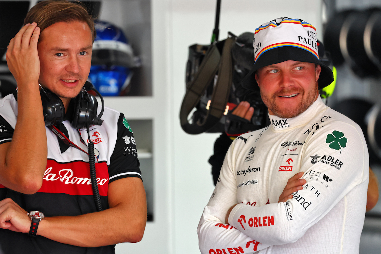 GP FRANCIA, Valtteri Bottas (FIN) Alfa Romeo F1 Team with Antti Vierula (FIN) Personal Trainer.
22.07.2022. Formula 1 World Championship, Rd 12, French Grand Prix, Paul Ricard, France, Practice Day.
- www.xpbimages.com, EMail: requests@xpbimages.com © Copyright: Batchelor / XPB Images