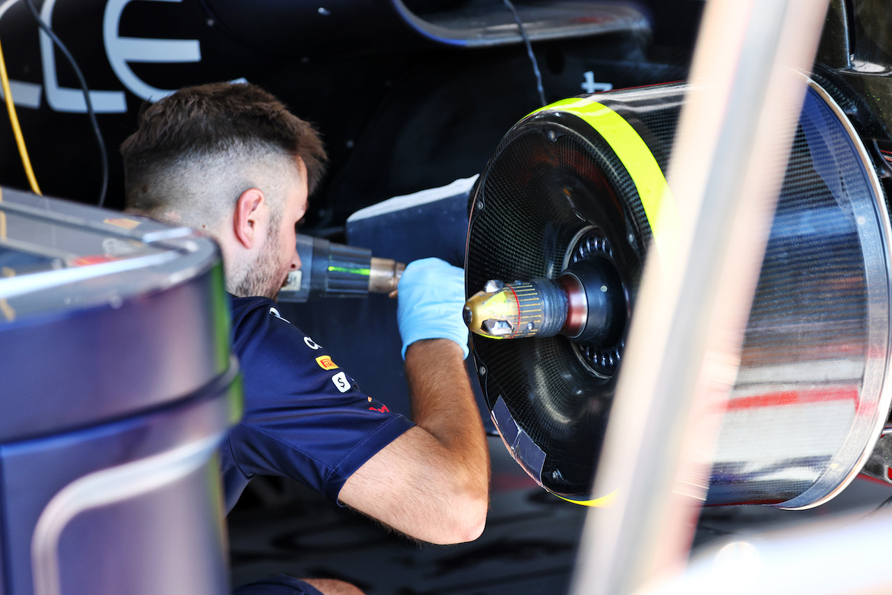 GP FRANCIA, Red Bull Racing mechanic working on the Red Bull Racing RB18 sidepod.
22.07.2022. Formula 1 World Championship, Rd 12, French Grand Prix, Paul Ricard, France, Practice Day.
- www.xpbimages.com, EMail: requests@xpbimages.com © Copyright: Batchelor / XPB Images