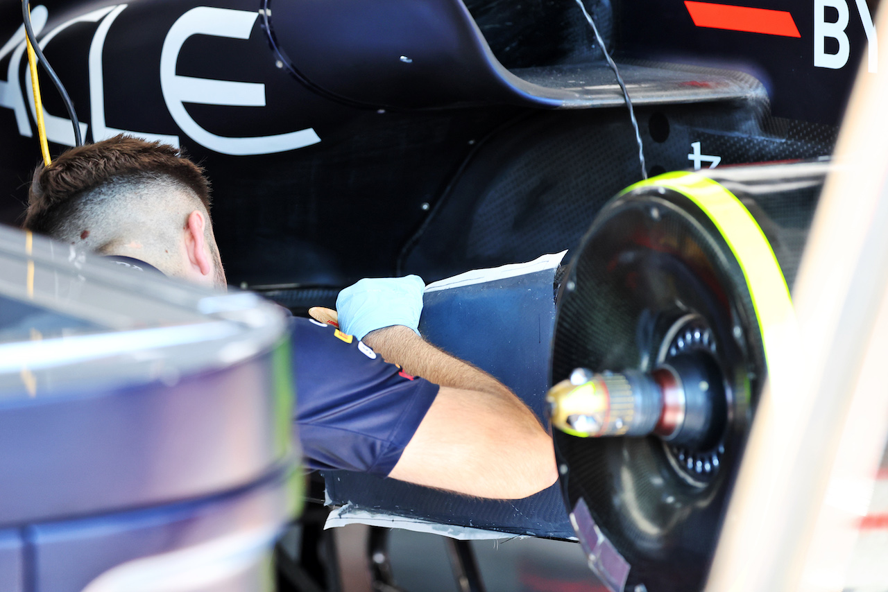 GP FRANCIA, Red Bull Racing mechanic working on the Red Bull Racing RB18 sidepod.
22.07.2022. Formula 1 World Championship, Rd 12, French Grand Prix, Paul Ricard, France, Practice Day.
- www.xpbimages.com, EMail: requests@xpbimages.com © Copyright: Batchelor / XPB Images