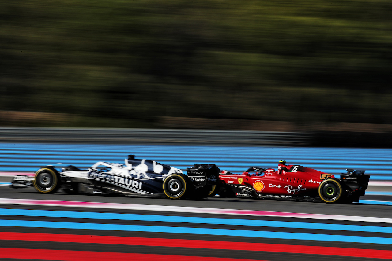 GP FRANCIA, Pierre Gasly (FRA) AlphaTauri AT03 e Carlos Sainz Jr (ESP) Ferrari F1-75.
22.07.2022. Formula 1 World Championship, Rd 12, French Grand Prix, Paul Ricard, France, Practice Day.
 - www.xpbimages.com, EMail: requests@xpbimages.com © Copyright: Coates / XPB Images