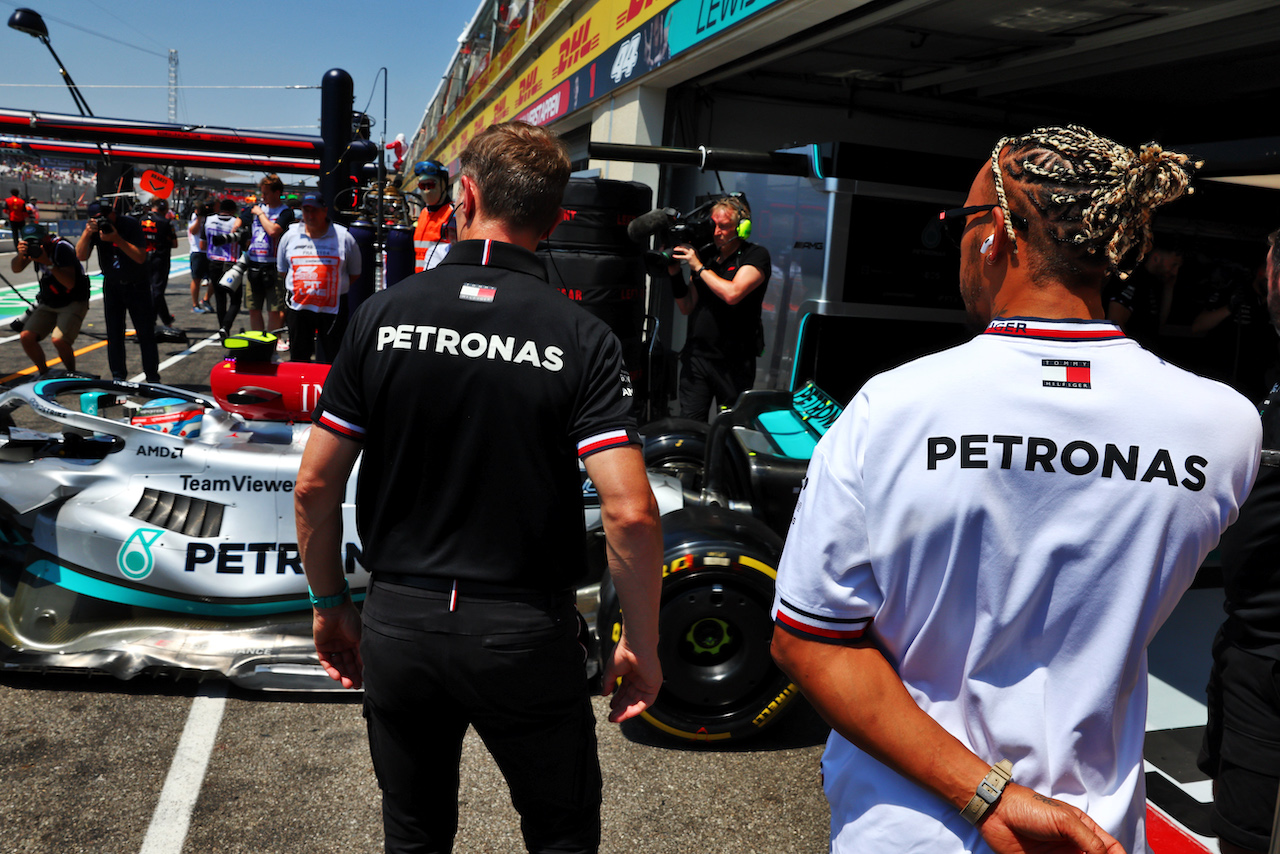 GP FRANCIA, Lewis Hamilton (GBR) Mercedes AMG F1 W13 watches Nyck de Vries (NLD) Mercedes AMG F1 W13 Test e Reserve Driver leave the pits.
22.07.2022. Formula 1 World Championship, Rd 12, French Grand Prix, Paul Ricard, France, Practice Day.
- www.xpbimages.com, EMail: requests@xpbimages.com © Copyright: Batchelor / XPB Images