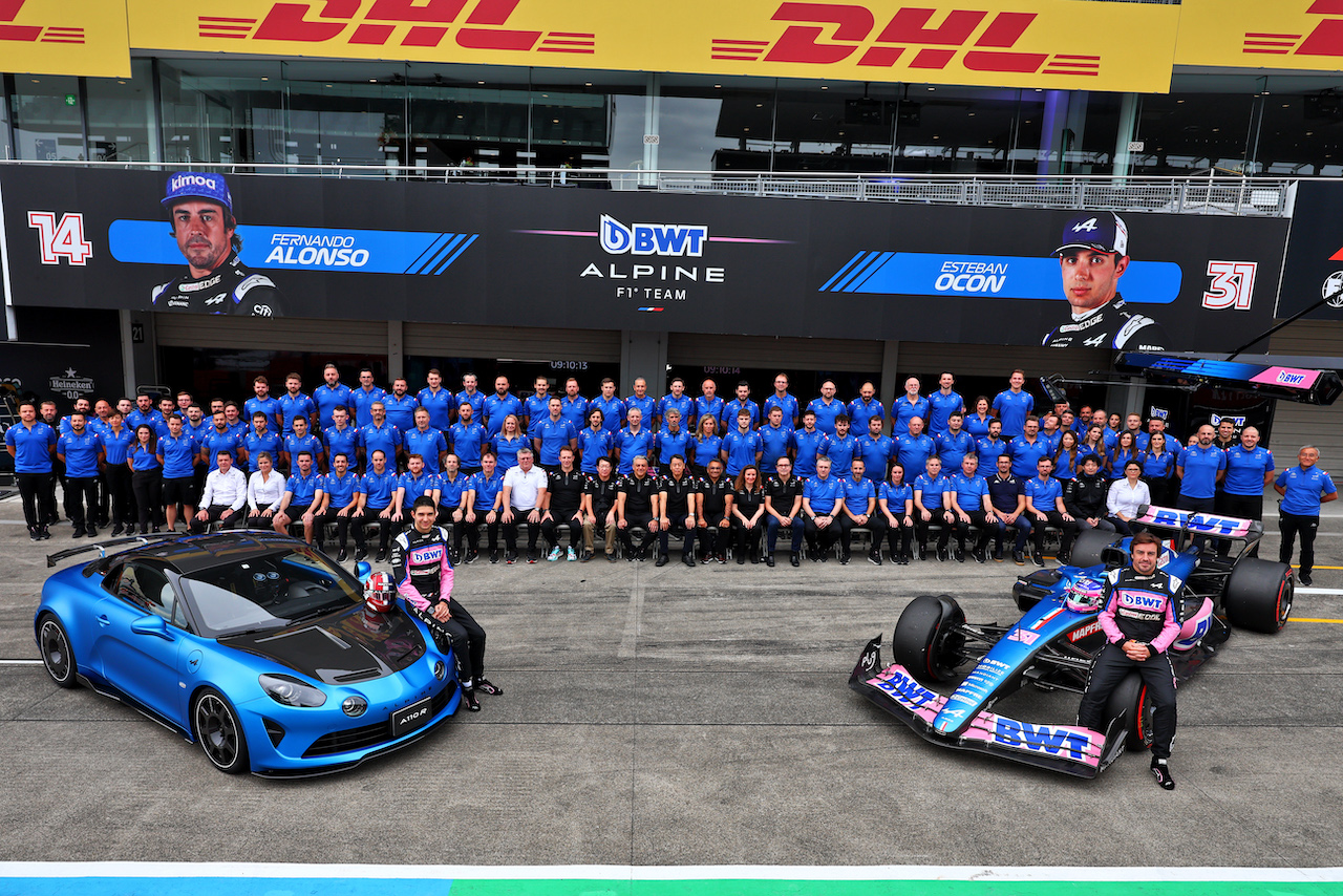 GP GIAPPONE, Esteban Ocon (FRA) Alpine F1 Team e Fernando Alonso (ESP) Alpine F1 Team at a team photograph.
09.10.2022. Formula 1 World Championship, Rd 18, Japanese Grand Prix, Suzuka, Japan, Gara Day.
- www.xpbimages.com, EMail: requests@xpbimages.com © Copyright: Batchelor / XPB Images