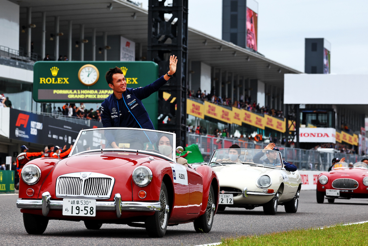 GP GIAPPONE, Alexander Albon (THA) Williams Racing on the drivers parade.
09.10.2022. Formula 1 World Championship, Rd 18, Japanese Grand Prix, Suzuka, Japan, Gara Day.
 - www.xpbimages.com, EMail: requests@xpbimages.com © Copyright: Coates / XPB Images