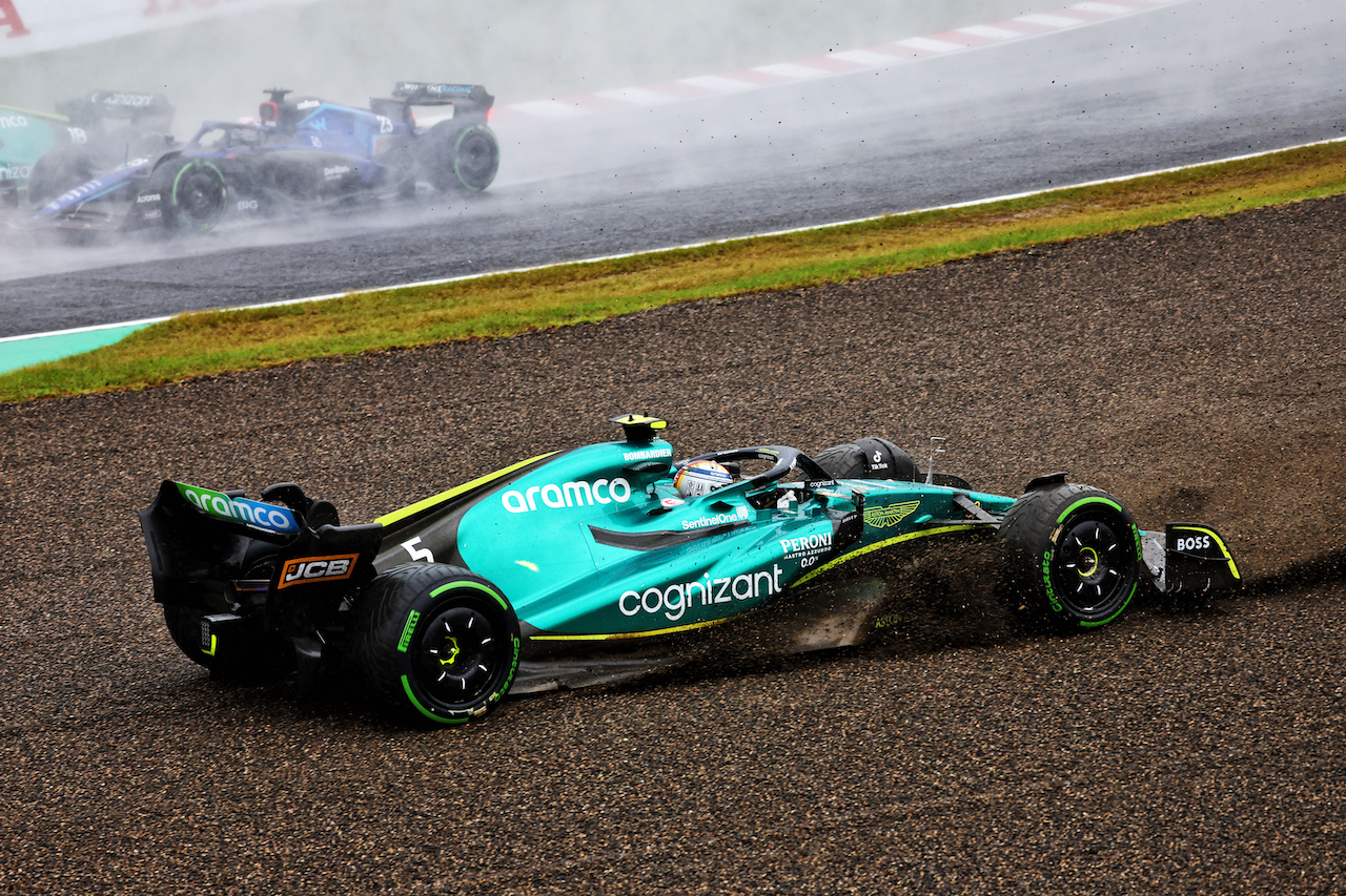 GP GIAPPONE, Sebastian Vettel (GER) Aston Martin F1 Team AMR22 spins off at the partenza of the race.
09.10.2022. Formula 1 World Championship, Rd 18, Japanese Grand Prix, Suzuka, Japan, Gara Day.
- www.xpbimages.com, EMail: requests@xpbimages.com © Copyright: Batchelor / XPB Images