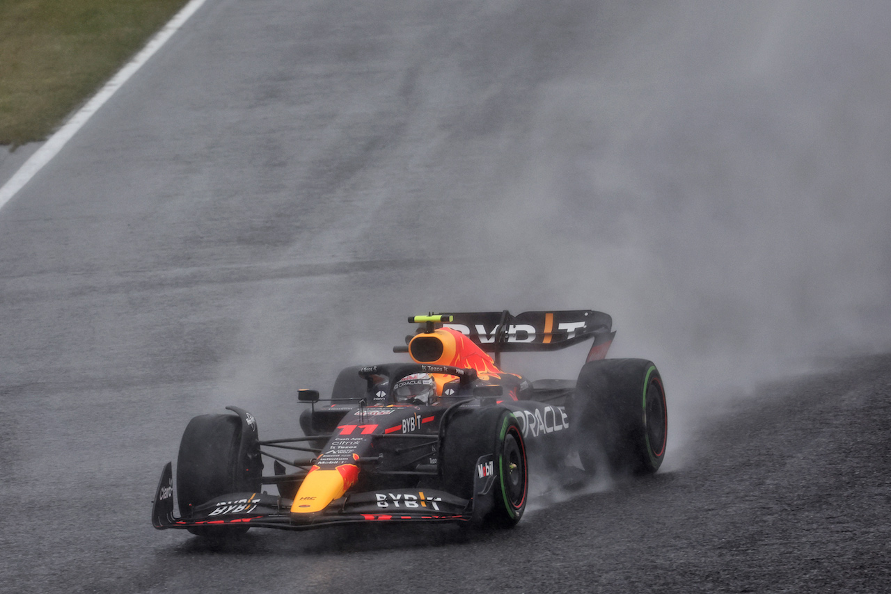 GP GIAPPONE, Sergio Perez (MEX) Red Bull Racing RB18.
09.10.2022. Formula 1 World Championship, Rd 18, Japanese Grand Prix, Suzuka, Japan, Gara Day.
- www.xpbimages.com, EMail: requests@xpbimages.com © Copyright: Batchelor / XPB Images