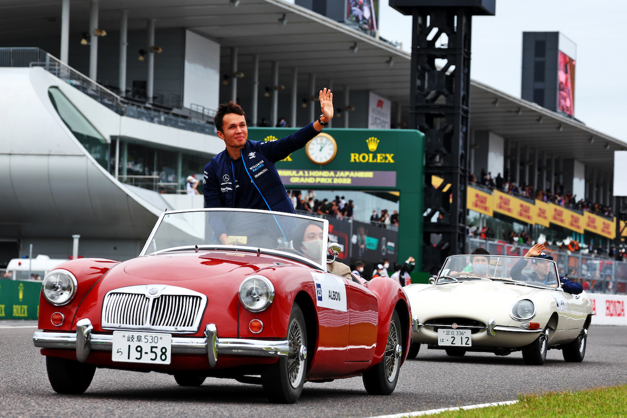 GP GIAPPONE, Alexander Albon (THA) Williams Racing on the drivers parade.
09.10.2022. Formula 1 World Championship, Rd 18, Japanese Grand Prix, Suzuka, Japan, Gara Day.
 - www.xpbimages.com, EMail: requests@xpbimages.com © Copyright: Coates / XPB Images