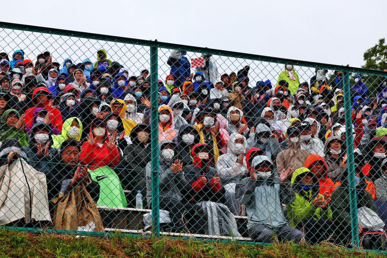GP GIAPPONE, Circuit Atmosfera - fans in the grandstand.
09.10.2022. Formula 1 World Championship, Rd 18, Japanese Grand Prix, Suzuka, Japan, Gara Day.
 - www.xpbimages.com, EMail: requests@xpbimages.com © Copyright: Coates / XPB Images