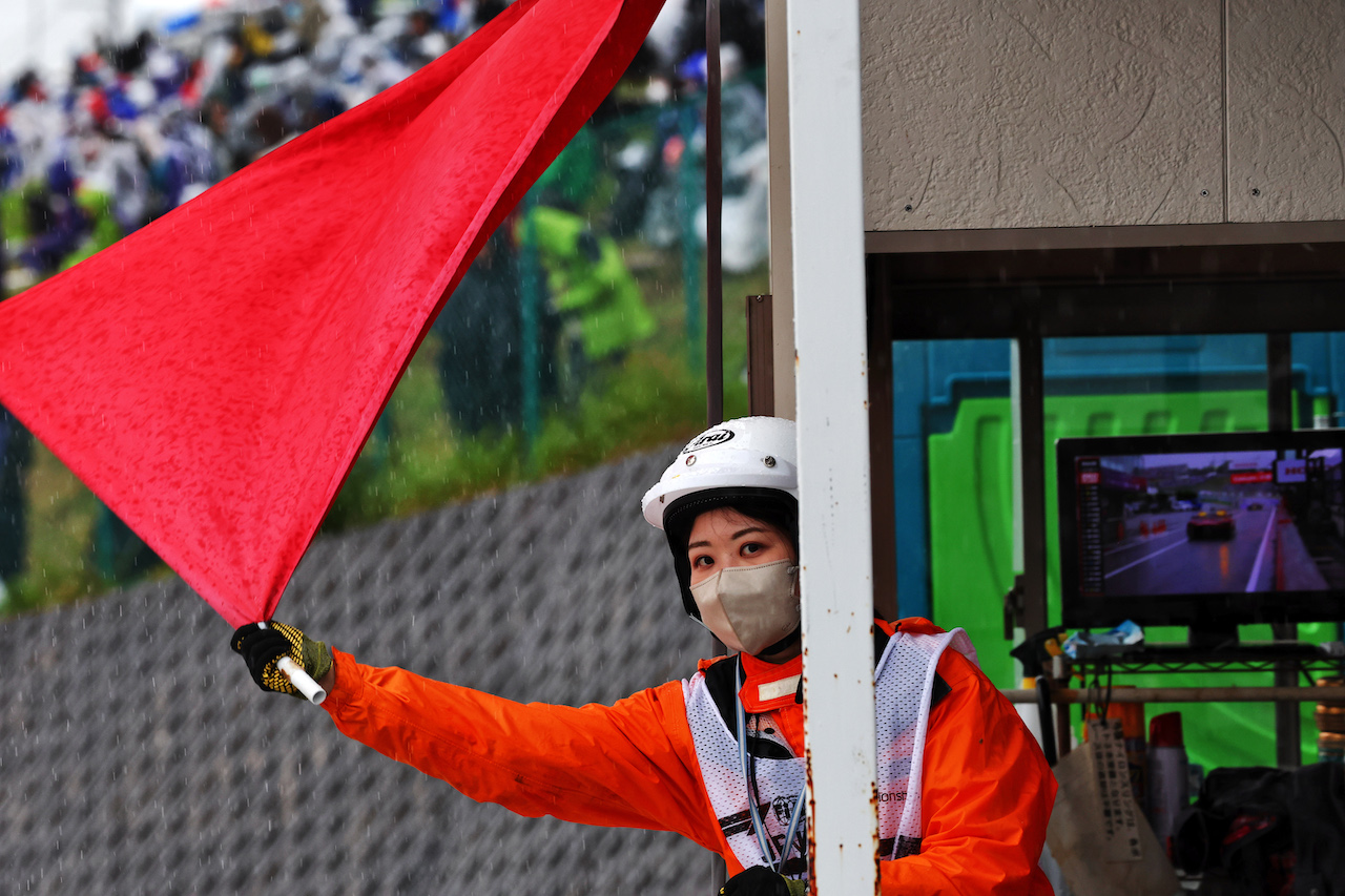 GP GIAPPONE, Circuit Atmosfera - a marshal waves a red flag.
09.10.2022. Formula 1 World Championship, Rd 18, Japanese Grand Prix, Suzuka, Japan, Gara Day.
 - www.xpbimages.com, EMail: requests@xpbimages.com © Copyright: Coates / XPB Images