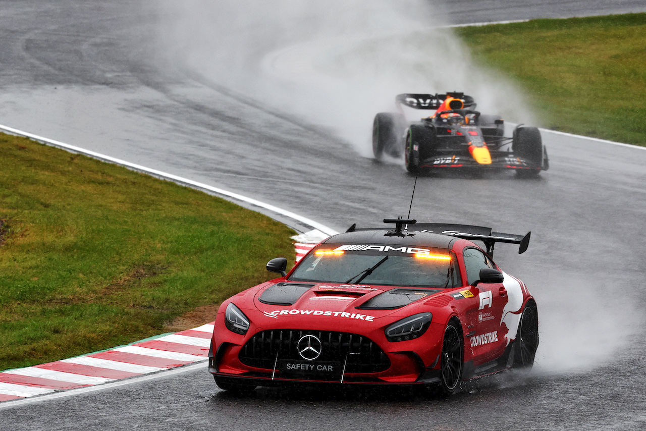 GP GIAPPONE, Max Verstappen (NLD) Red Bull Racing RB18 davanti a behind the Mercedes AMG FIA Safety Car.
09.10.2022. Formula 1 World Championship, Rd 18, Japanese Grand Prix, Suzuka, Japan, Gara Day.
 - www.xpbimages.com, EMail: requests@xpbimages.com © Copyright: Coates / XPB Images