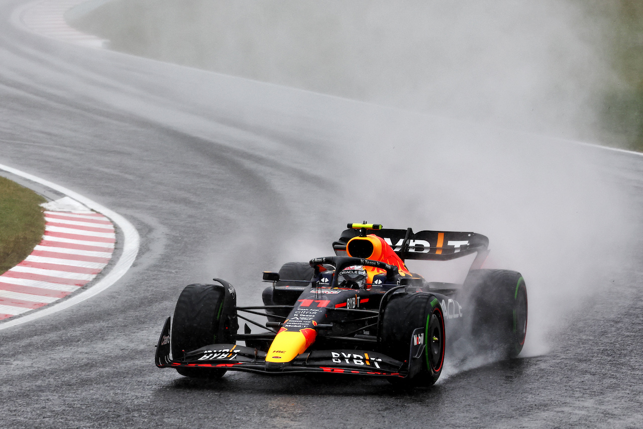 GP GIAPPONE, Sergio Perez (MEX) Red Bull Racing RB18.
09.10.2022. Formula 1 World Championship, Rd 18, Japanese Grand Prix, Suzuka, Japan, Gara Day.
 - www.xpbimages.com, EMail: requests@xpbimages.com © Copyright: Coates / XPB Images