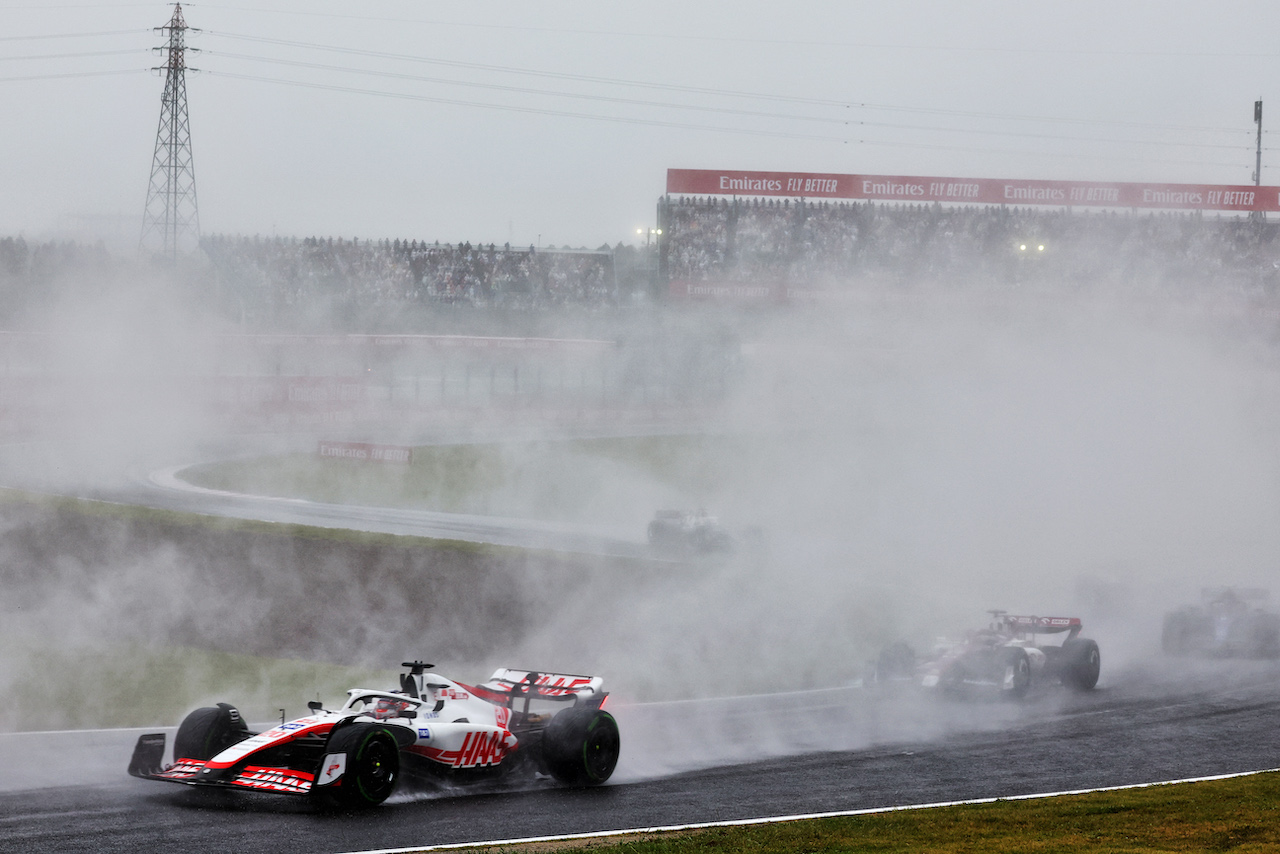 GP GIAPPONE, Kevin Magnussen (DEN) Haas VF-22 at the partenza of the race.
09.10.2022. Formula 1 World Championship, Rd 18, Japanese Grand Prix, Suzuka, Japan, Gara Day.
 - www.xpbimages.com, EMail: requests@xpbimages.com © Copyright: Coates / XPB Images