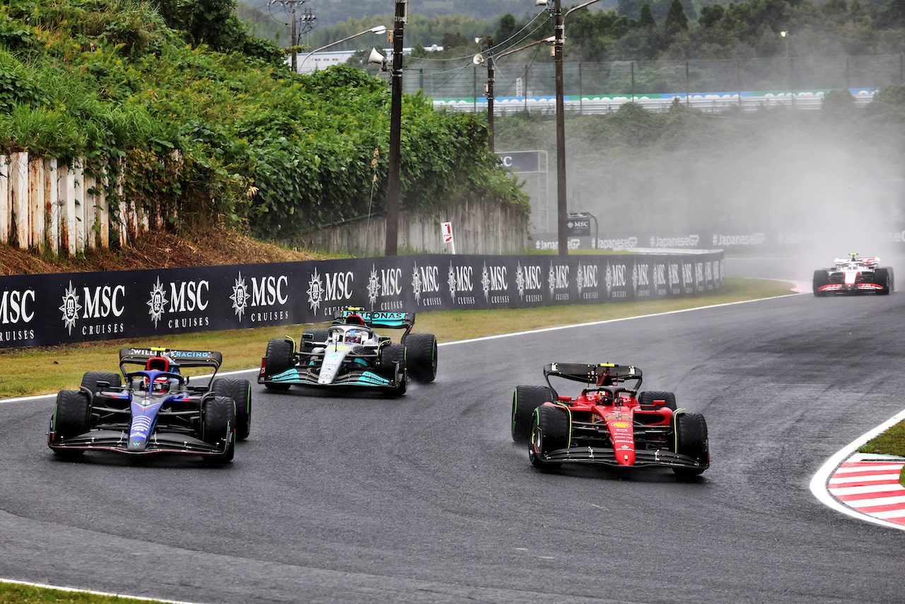 GP GIAPPONE, Nicholas Latifi (CDN) Williams Racing FW44 e Carlos Sainz Jr (ESP) Ferrari F1-75.
09.10.2022. Formula 1 World Championship, Rd 18, Japanese Grand Prix, Suzuka, Japan, Gara Day.
 - www.xpbimages.com, EMail: requests@xpbimages.com © Copyright: Coates / XPB Images