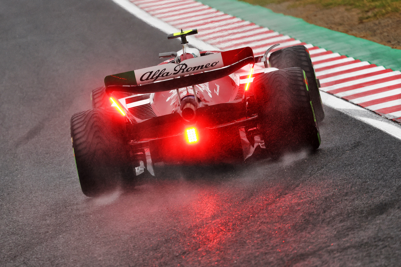 GP GIAPPONE, Guanyu Zhou (CHN) Alfa Romeo F1 Team C42.
09.10.2022. Formula 1 World Championship, Rd 18, Japanese Grand Prix, Suzuka, Japan, Gara Day.
 - www.xpbimages.com, EMail: requests@xpbimages.com © Copyright: Coates / XPB Images