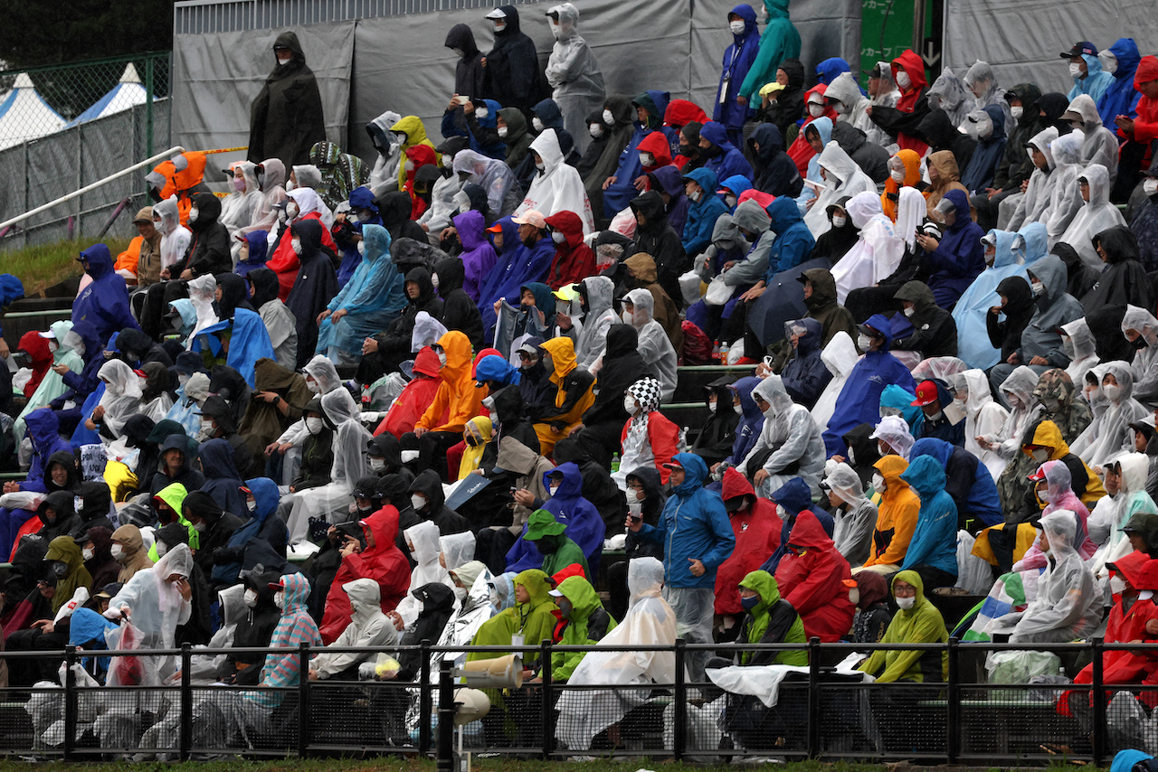 GP GIAPPONE, Circuit Atmosfera - fans in the grandstand.
09.10.2022. Formula 1 World Championship, Rd 18, Japanese Grand Prix, Suzuka, Japan, Gara Day.
 - www.xpbimages.com, EMail: requests@xpbimages.com © Copyright: Coates / XPB Images