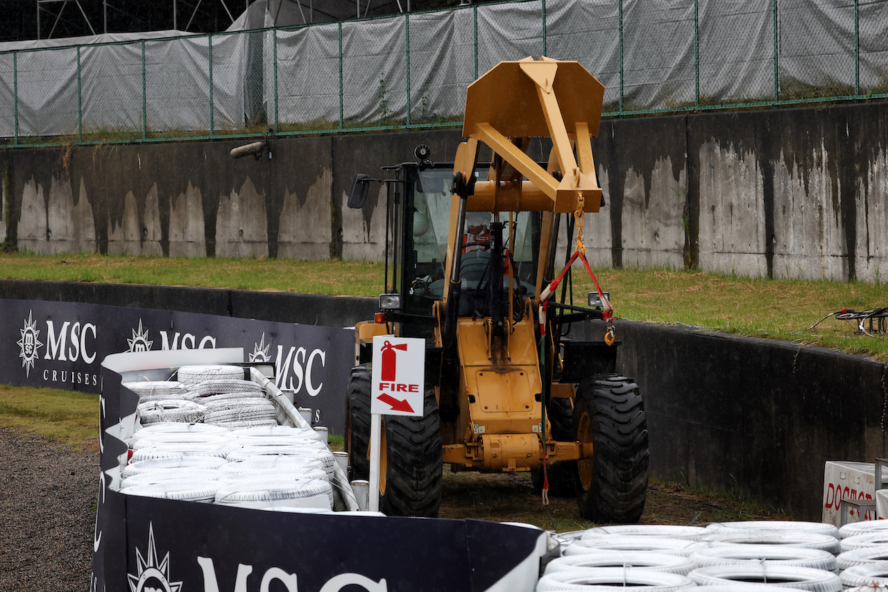 GP GIAPPONE, Circuit Atmosfera - a circuit tractor.
09.10.2022. Formula 1 World Championship, Rd 18, Japanese Grand Prix, Suzuka, Japan, Gara Day.
 - www.xpbimages.com, EMail: requests@xpbimages.com © Copyright: Coates / XPB Images