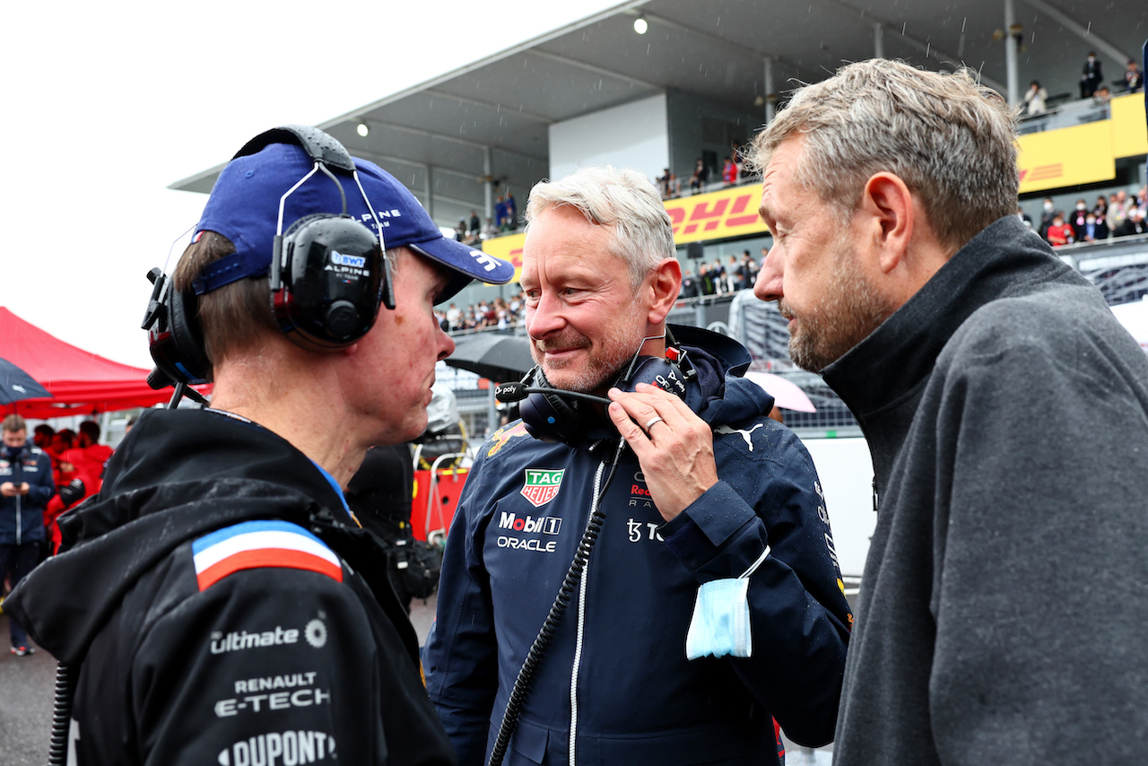 GP GIAPPONE, (L to R): Alan Permane (GBR) Alpine F1 Team Trackside Operations Director with Jonathan Wheatley (GBR) Red Bull Racing Team Manager e Steve Nielsen (GBR) FOM Sporting Director on the grid.
09.10.2022. Formula 1 World Championship, Rd 18, Japanese Grand Prix, Suzuka, Japan, Gara Day.
- www.xpbimages.com, EMail: requests@xpbimages.com © Copyright: Batchelor / XPB Images