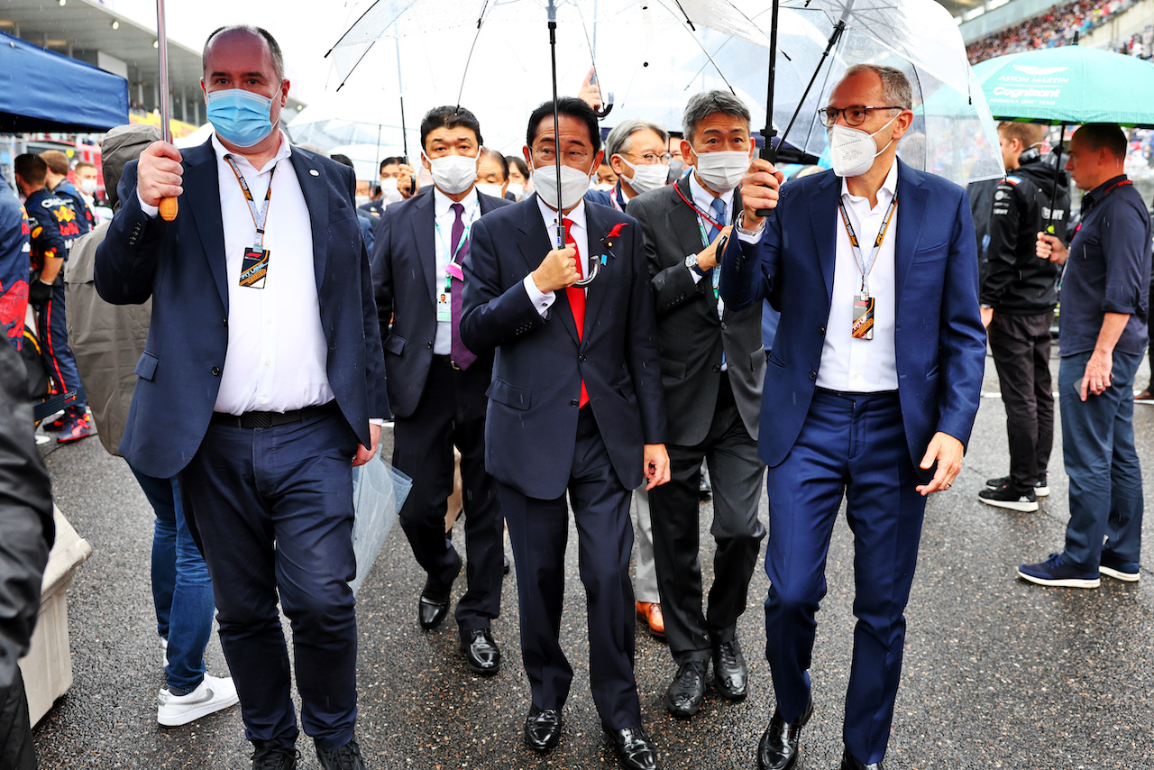 GP GIAPPONE, Fumio Kishida (JPN) Prime Minitster of Japan with Stefano Domenicali (ITA) Formula One President e CEO on the grid.
09.10.2022. Formula 1 World Championship, Rd 18, Japanese Grand Prix, Suzuka, Japan, Gara Day.
- www.xpbimages.com, EMail: requests@xpbimages.com © Copyright: Batchelor / XPB Images