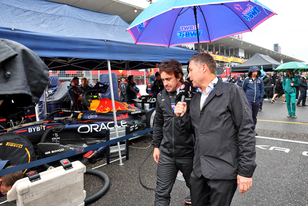 GP GIAPPONE, Fernando Alonso (ESP) Alpine F1 Team with Tom Kristensen (DEN) FIA Drivers' Commission President on the grid.
09.10.2022. Formula 1 World Championship, Rd 18, Japanese Grand Prix, Suzuka, Japan, Gara Day.
- www.xpbimages.com, EMail: requests@xpbimages.com © Copyright: Batchelor / XPB Images