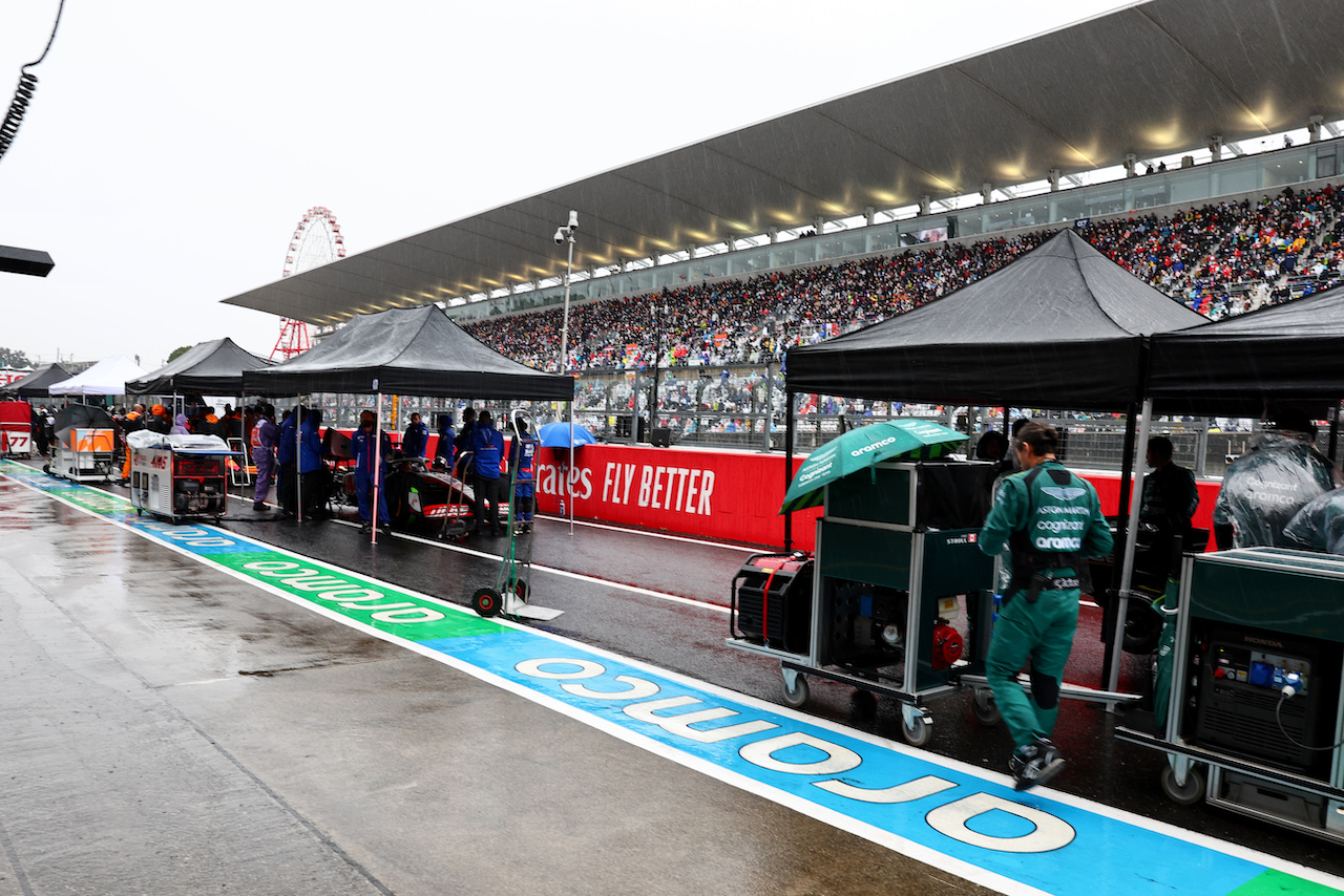 GP GIAPPONE, Haas F1 Team e Aston Martin F1 Team in the pits as the race is stopped.
09.10.2022. Formula 1 World Championship, Rd 18, Japanese Grand Prix, Suzuka, Japan, Gara Day.
- www.xpbimages.com, EMail: requests@xpbimages.com © Copyright: Batchelor / XPB Images