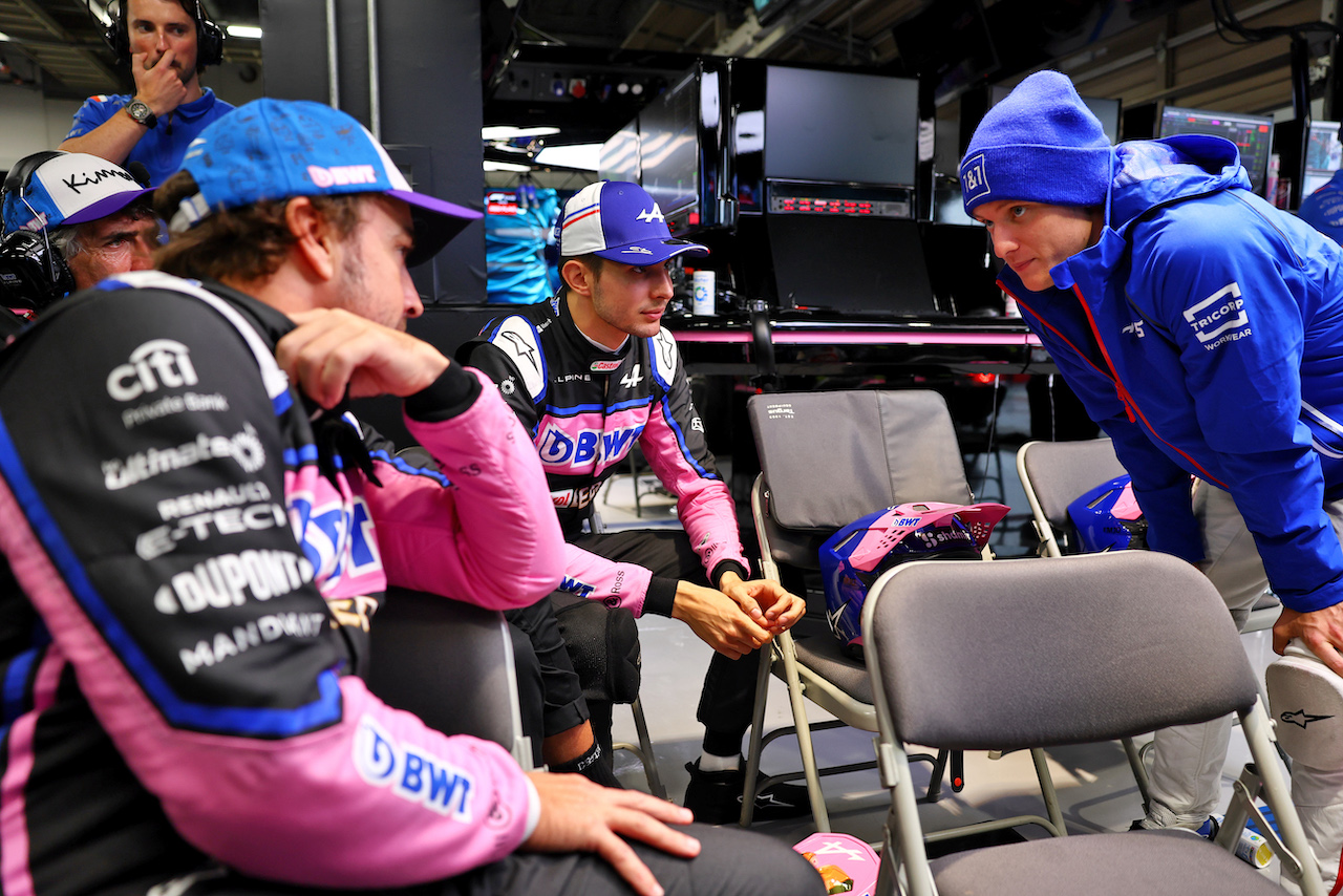 GP GIAPPONE, (L to R): Fernando Alonso (ESP) Alpine F1 Team with Esteban Ocon (FRA) Alpine F1 Team e Mick Schumacher (GER) Haas F1 Team.
09.10.2022. Formula 1 World Championship, Rd 18, Japanese Grand Prix, Suzuka, Japan, Gara Day.
- www.xpbimages.com, EMail: requests@xpbimages.com © Copyright: Batchelor / XPB Images