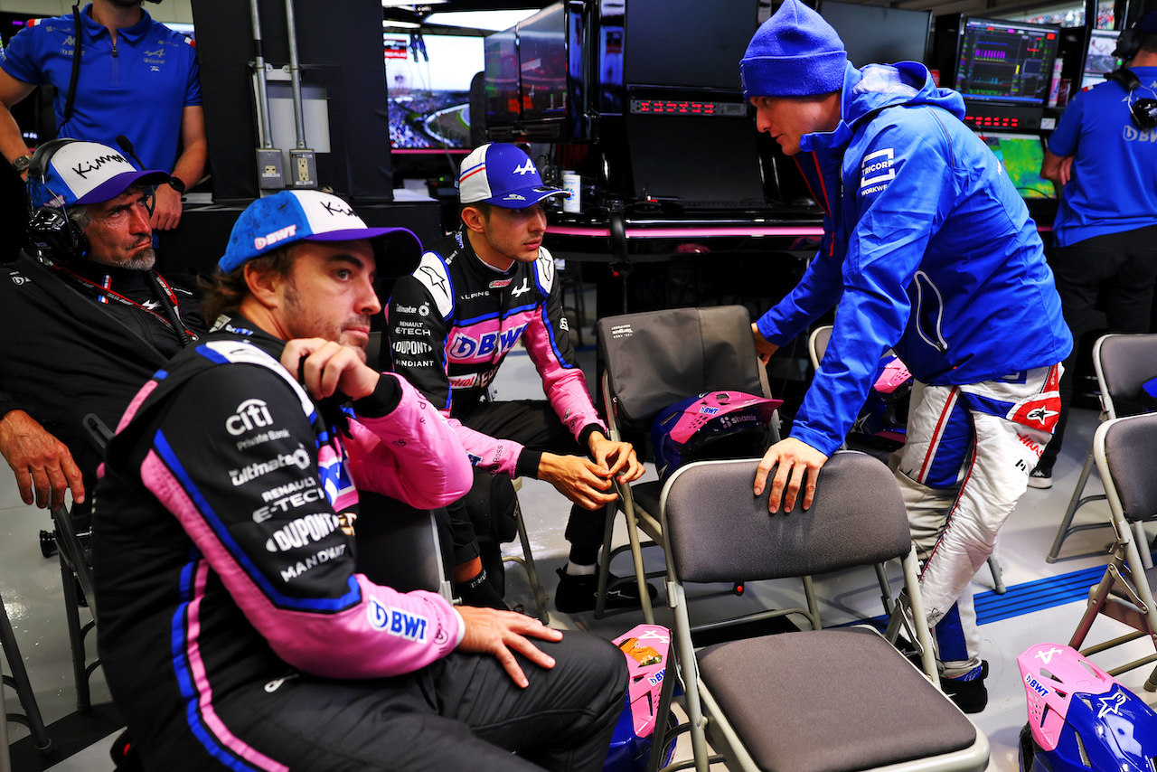 GP GIAPPONE, (L to R): Fernando Alonso (ESP) Alpine F1 Team with Esteban Ocon (FRA) Alpine F1 Team e Mick Schumacher (GER) Haas F1 Team.
09.10.2022. Formula 1 World Championship, Rd 18, Japanese Grand Prix, Suzuka, Japan, Gara Day.
- www.xpbimages.com, EMail: requests@xpbimages.com © Copyright: Batchelor / XPB Images