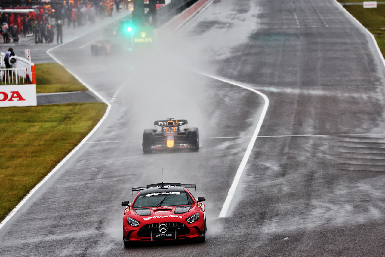 GP GIAPPONE, Max Verstappen (NLD) Red Bull Racing RB18 davanti a behind the Mercedes AMG FIA Safety Car.
09.10.2022. Formula 1 World Championship, Rd 18, Japanese Grand Prix, Suzuka, Japan, Gara Day.
- www.xpbimages.com, EMail: requests@xpbimages.com © Copyright: Batchelor / XPB Images