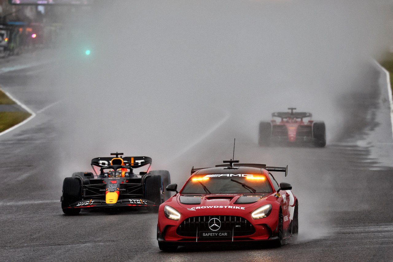 GP GIAPPONE, Max Verstappen (NLD) Red Bull Racing RB18 davanti a behind the Mercedes AMG FIA Safety Car.
09.10.2022. Formula 1 World Championship, Rd 18, Japanese Grand Prix, Suzuka, Japan, Gara Day.
- www.xpbimages.com, EMail: requests@xpbimages.com © Copyright: Batchelor / XPB Images
