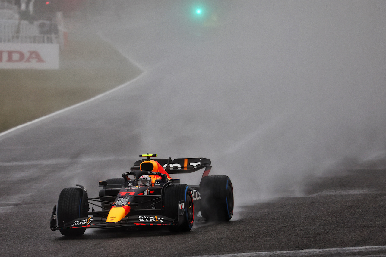 GP GIAPPONE, Sergio Perez (MEX) Red Bull Racing RB18.
09.10.2022. Formula 1 World Championship, Rd 18, Japanese Grand Prix, Suzuka, Japan, Gara Day.
- www.xpbimages.com, EMail: requests@xpbimages.com © Copyright: Batchelor / XPB Images