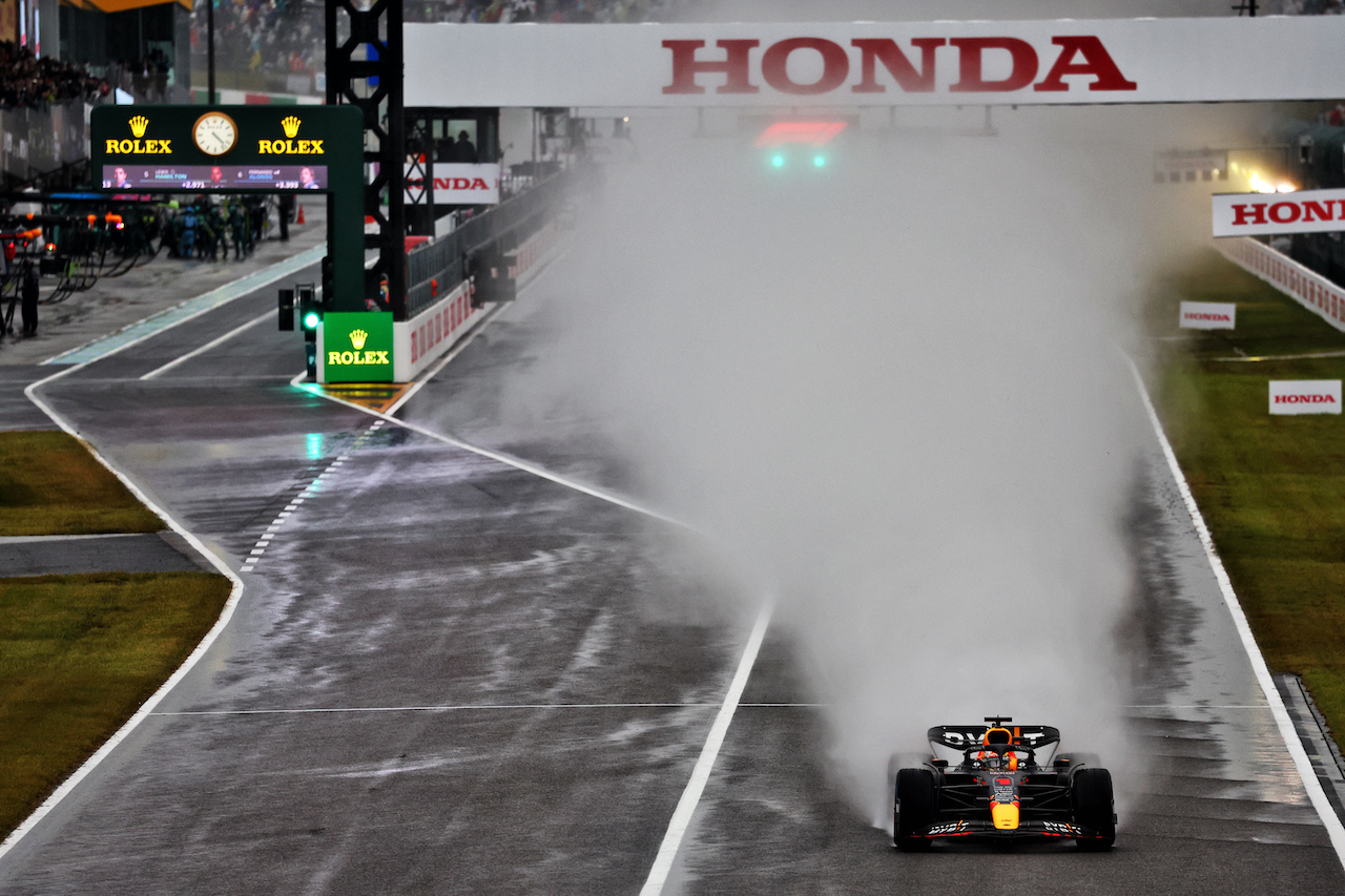 GP GIAPPONE, Max Verstappen (NLD) Red Bull Racing RB18.
09.10.2022. Formula 1 World Championship, Rd 18, Japanese Grand Prix, Suzuka, Japan, Gara Day.
- www.xpbimages.com, EMail: requests@xpbimages.com © Copyright: Batchelor / XPB Images