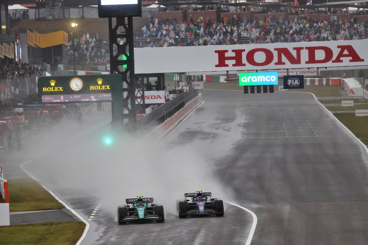 GP GIAPPONE, Sebastian Vettel (GER) Aston Martin F1 Team AMR22 e Nicholas Latifi (CDN) Williams Racing FW44 battle for position leaving the pits.
09.10.2022. Formula 1 World Championship, Rd 18, Japanese Grand Prix, Suzuka, Japan, Gara Day.
- www.xpbimages.com, EMail: requests@xpbimages.com © Copyright: Batchelor / XPB Images