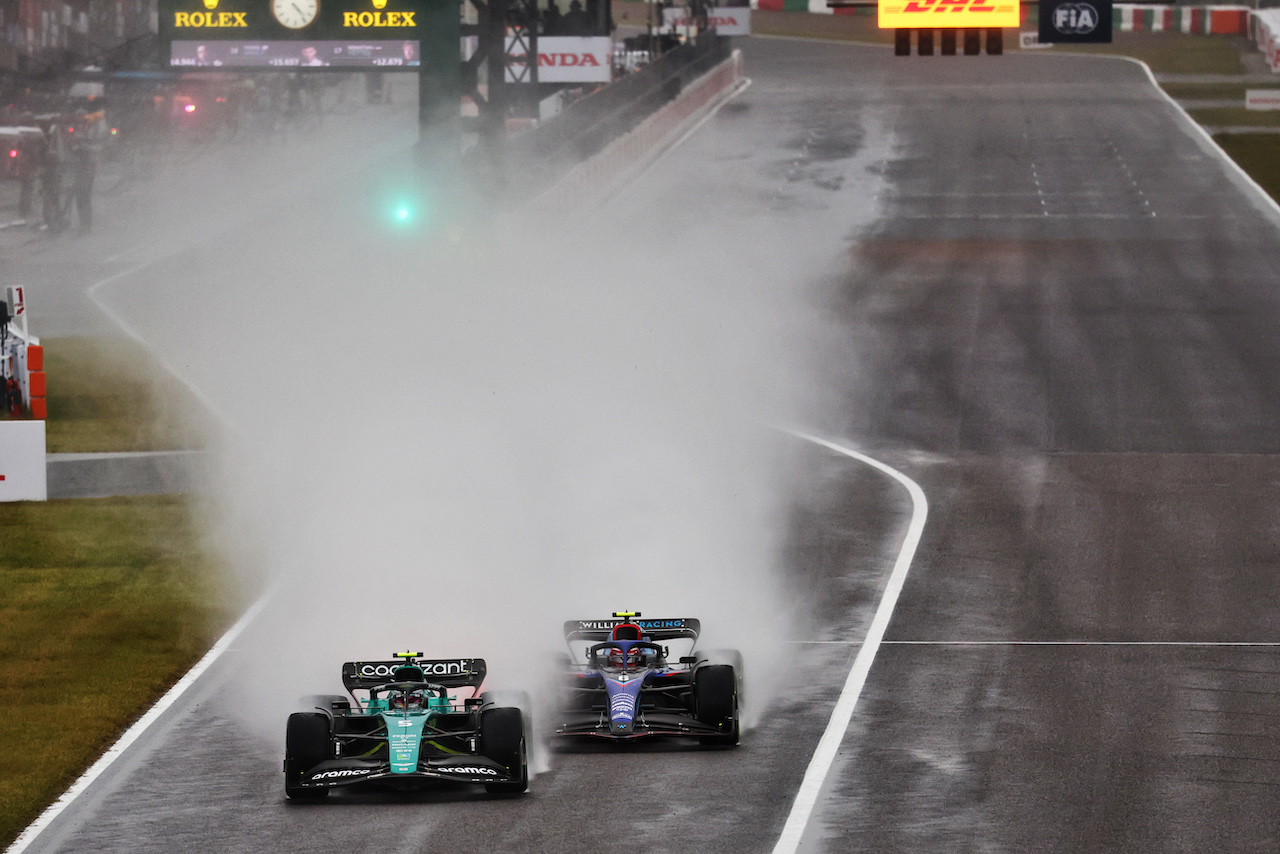 GP GIAPPONE, Sebastian Vettel (GER) Aston Martin F1 Team AMR22 e Nicholas Latifi (CDN) Williams Racing FW44 battle for position leaving the pits.
09.10.2022. Formula 1 World Championship, Rd 18, Japanese Grand Prix, Suzuka, Japan, Gara Day.
- www.xpbimages.com, EMail: requests@xpbimages.com © Copyright: Batchelor / XPB Images