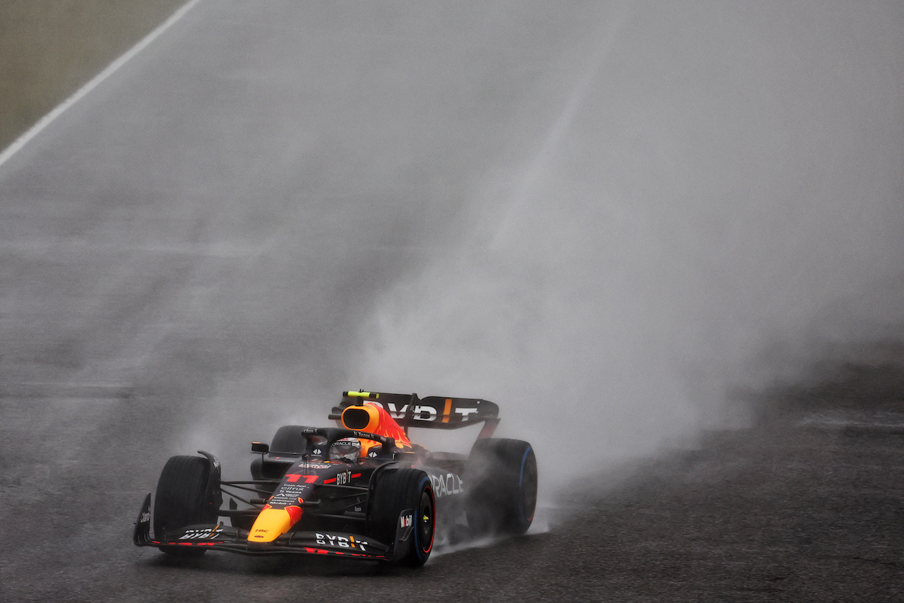 GP GIAPPONE, Sergio Perez (MEX) Red Bull Racing RB18.
09.10.2022. Formula 1 World Championship, Rd 18, Japanese Grand Prix, Suzuka, Japan, Gara Day.
- www.xpbimages.com, EMail: requests@xpbimages.com © Copyright: Batchelor / XPB Images