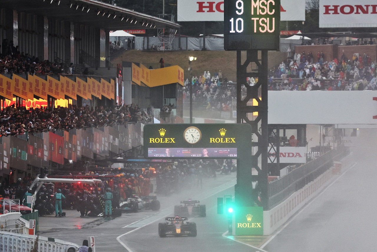 GP GIAPPONE, Max Verstappen (NLD) Red Bull Racing RB18.
09.10.2022. Formula 1 World Championship, Rd 18, Japanese Grand Prix, Suzuka, Japan, Gara Day.
- www.xpbimages.com, EMail: requests@xpbimages.com © Copyright: Batchelor / XPB Images