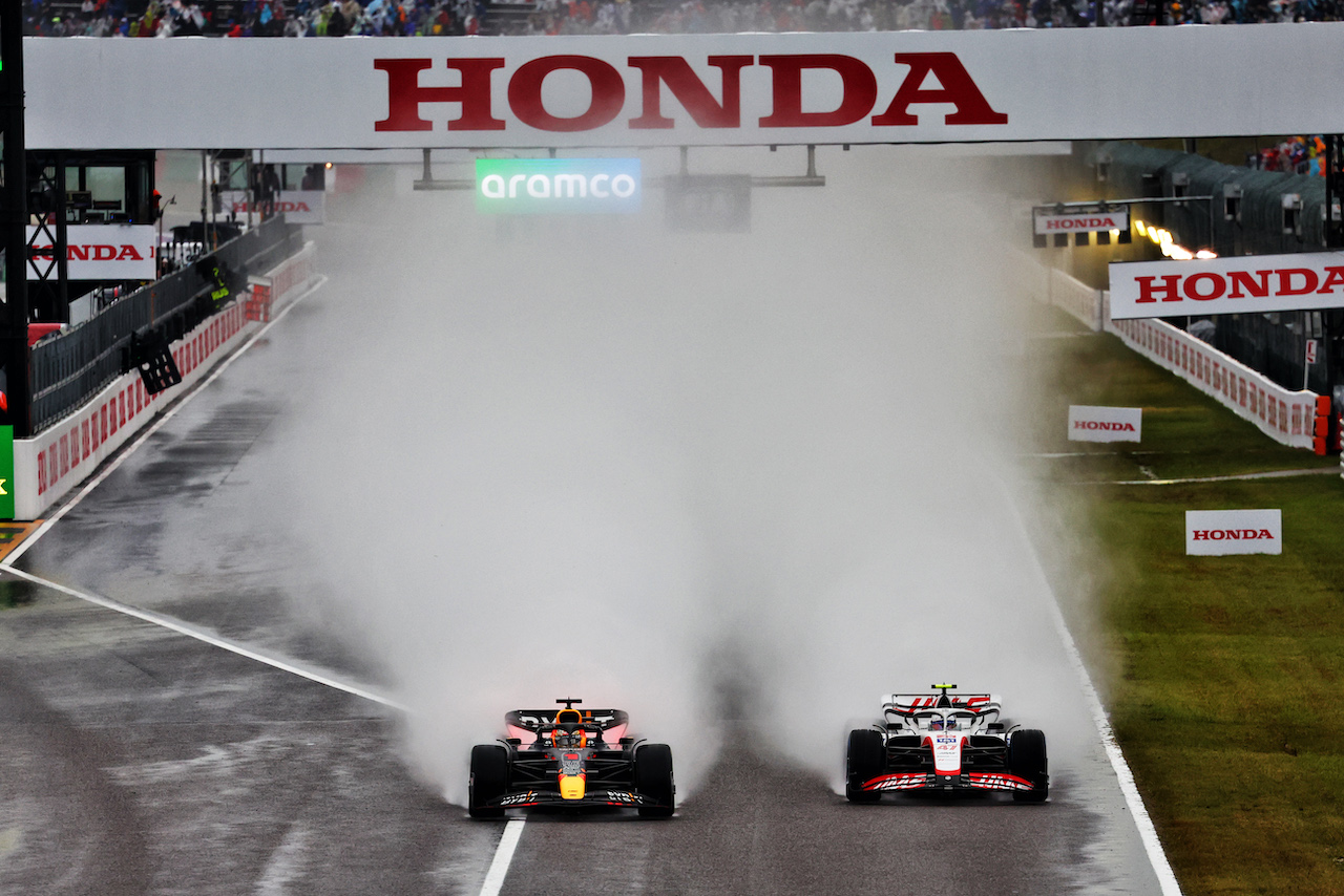 GP GIAPPONE, Max Verstappen (NLD) Red Bull Racing RB18 psses Mick Schumacher (GER) Haas VF-22.
09.10.2022. Formula 1 World Championship, Rd 18, Japanese Grand Prix, Suzuka, Japan, Gara Day.
- www.xpbimages.com, EMail: requests@xpbimages.com © Copyright: Batchelor / XPB Images