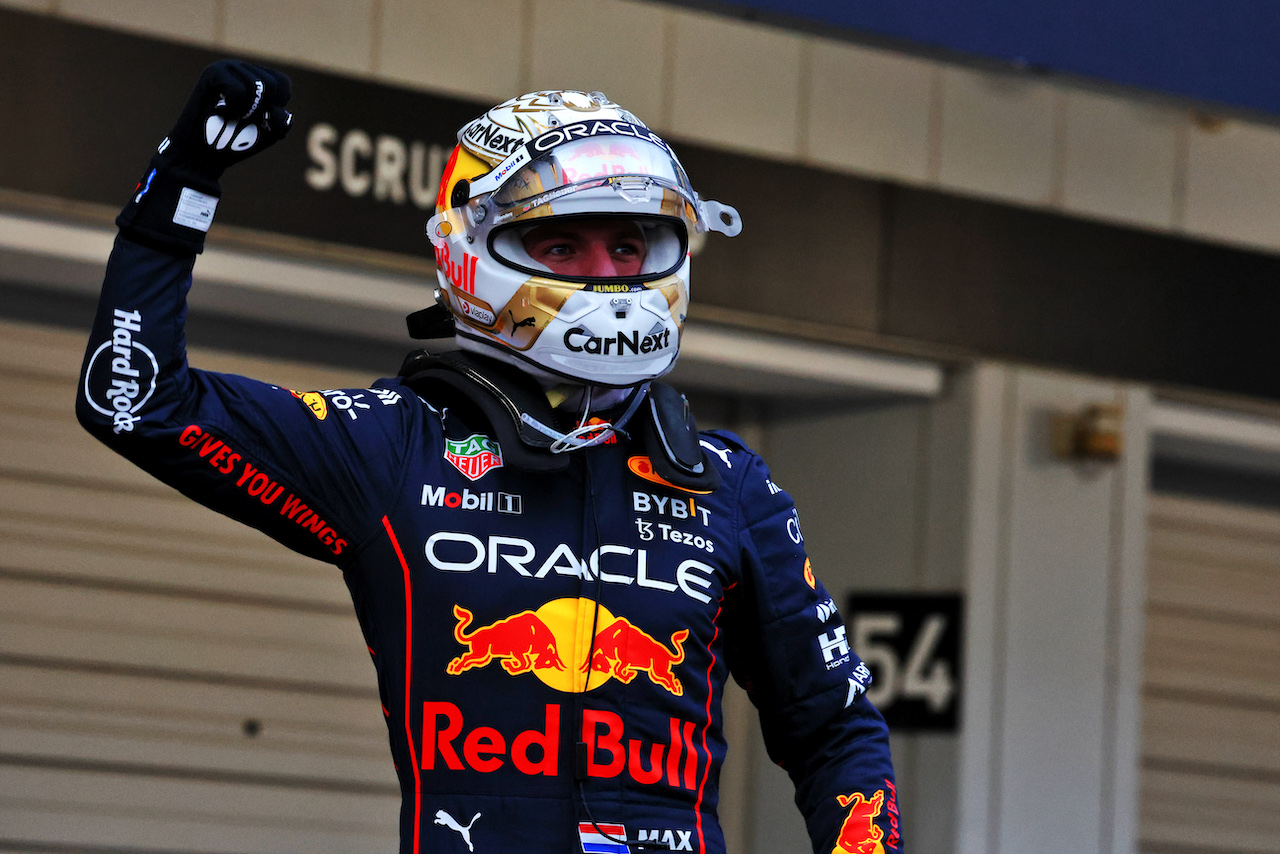 GP GIAPPONE, Gara winner Max Verstappen (NLD) Red Bull Racing celebrates in parc ferme.
09.10.2022. Formula 1 World Championship, Rd 18, Japanese Grand Prix, Suzuka, Japan, Gara Day.
 - www.xpbimages.com, EMail: requests@xpbimages.com © Copyright: Coates / XPB Images
