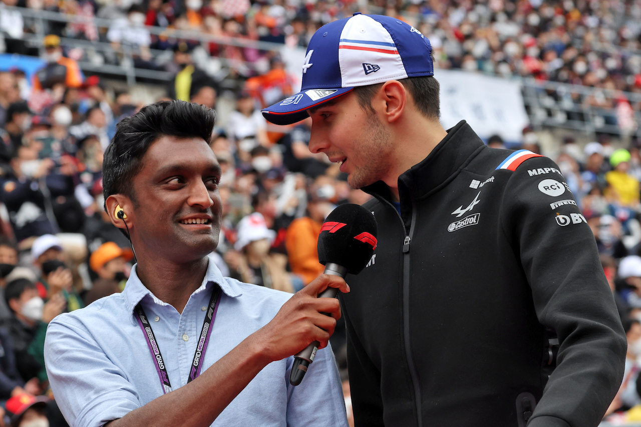 GP GIAPPONE, (L to R): Lawrence Barretto (GBR) Formula 1 Senior Writer Editor with Esteban Ocon (FRA) Alpine F1 Team on the drivers parade.
09.10.2022. Formula 1 World Championship, Rd 18, Japanese Grand Prix, Suzuka, Japan, Gara Day.
- www.xpbimages.com, EMail: requests@xpbimages.com © Copyright: Bearne / XPB Images