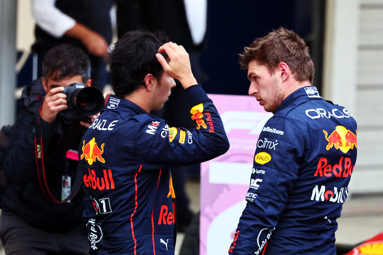 GP GIAPPONE, (L to R): Sergio Perez (MEX) Red Bull Racing with team mate e vincitore Max Verstappen (NLD) Red Bull Racing in parc ferme.
09.10.2022. Formula 1 World Championship, Rd 18, Japanese Grand Prix, Suzuka, Japan, Gara Day.
- www.xpbimages.com, EMail: requests@xpbimages.com © Copyright: Batchelor / XPB Images