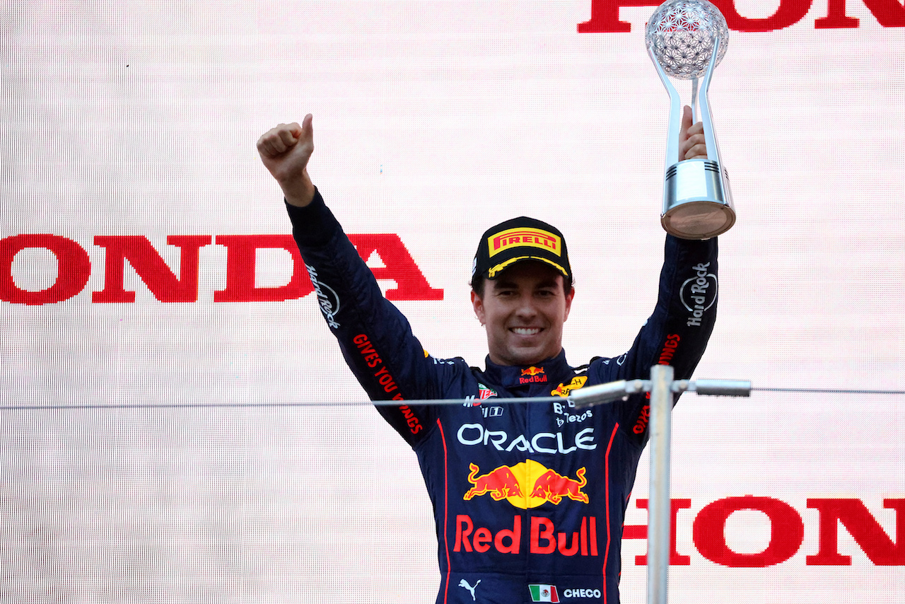 GP GIAPPONE, Sergio Perez (MEX) Red Bull Racing celebrates his second position on the podium.
09.10.2022. Formula 1 World Championship, Rd 18, Japanese Grand Prix, Suzuka, Japan, Gara Day.
- www.xpbimages.com, EMail: requests@xpbimages.com © Copyright: Batchelor / XPB Images