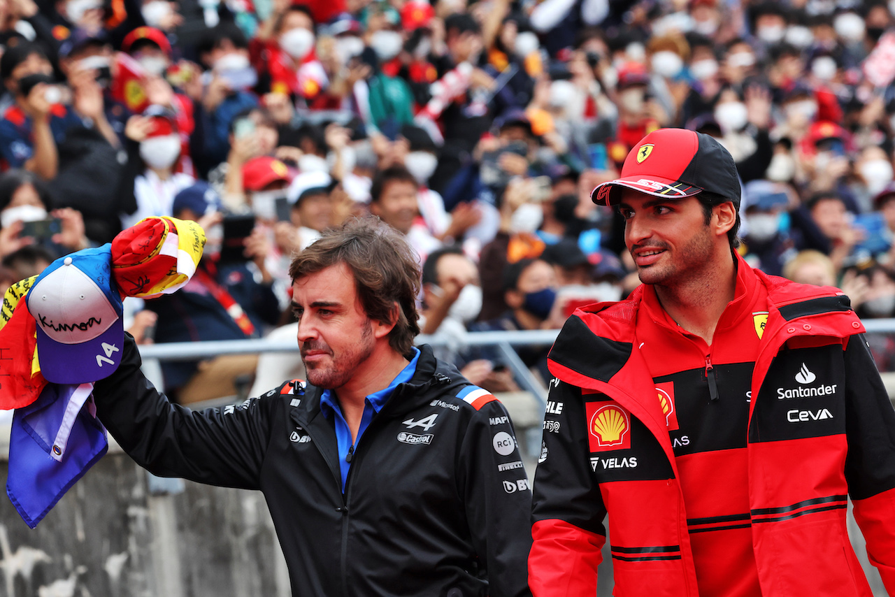 GP GIAPPONE, (L to R): Fernando Alonso (ESP) Alpine F1 Team with Carlos Sainz Jr (ESP) Ferrari on the drivers parade.
09.10.2022. Formula 1 World Championship, Rd 18, Japanese Grand Prix, Suzuka, Japan, Gara Day.
- www.xpbimages.com, EMail: requests@xpbimages.com © Copyright: Bearne / XPB Images