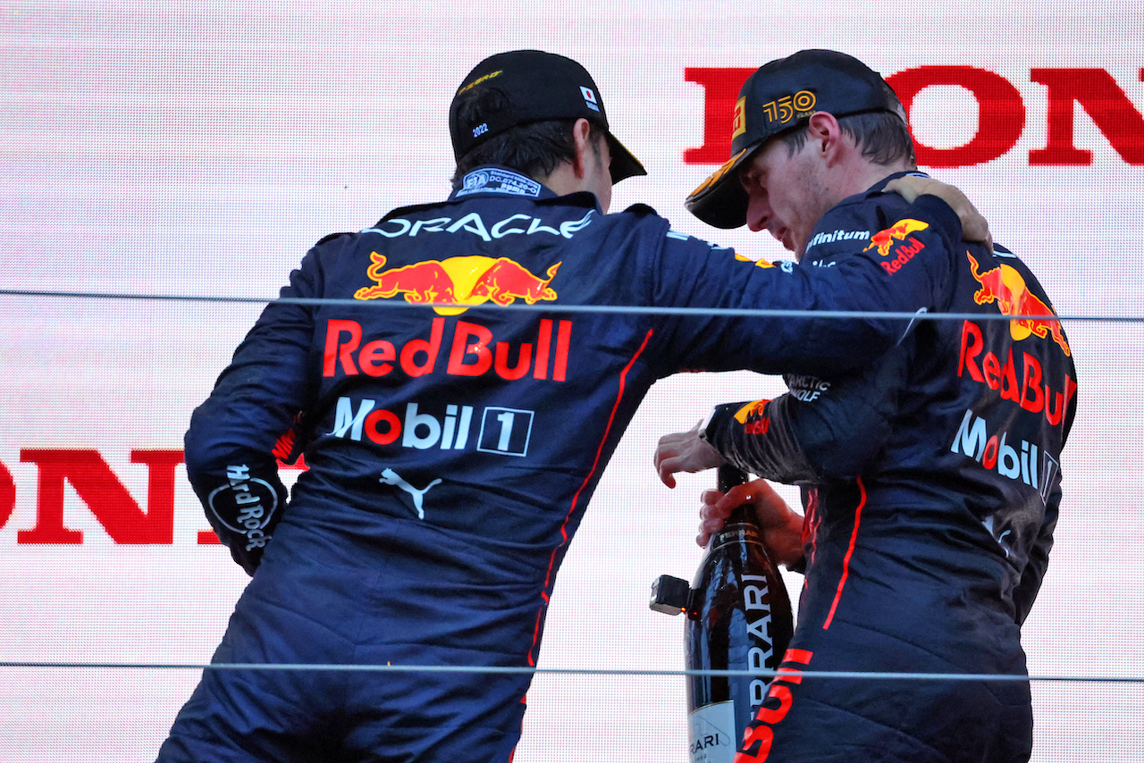 GP GIAPPONE, (L to R): Sergio Perez (MEX) Red Bull Racing celebrates with vincitore Max Verstappen (NLD) Red Bull Racing on the podium.
09.10.2022. Formula 1 World Championship, Rd 18, Japanese Grand Prix, Suzuka, Japan, Gara Day.
- www.xpbimages.com, EMail: requests@xpbimages.com © Copyright: Batchelor / XPB Images