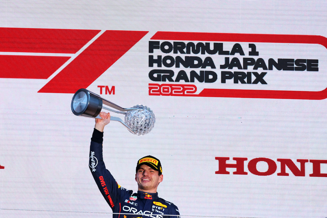 GP GIAPPONE, Gara winner Max Verstappen (NLD) Red Bull Racing celebrates on the podium.
09.10.2022. Formula 1 World Championship, Rd 18, Japanese Grand Prix, Suzuka, Japan, Gara Day.
- www.xpbimages.com, EMail: requests@xpbimages.com © Copyright: Bearne / XPB Images