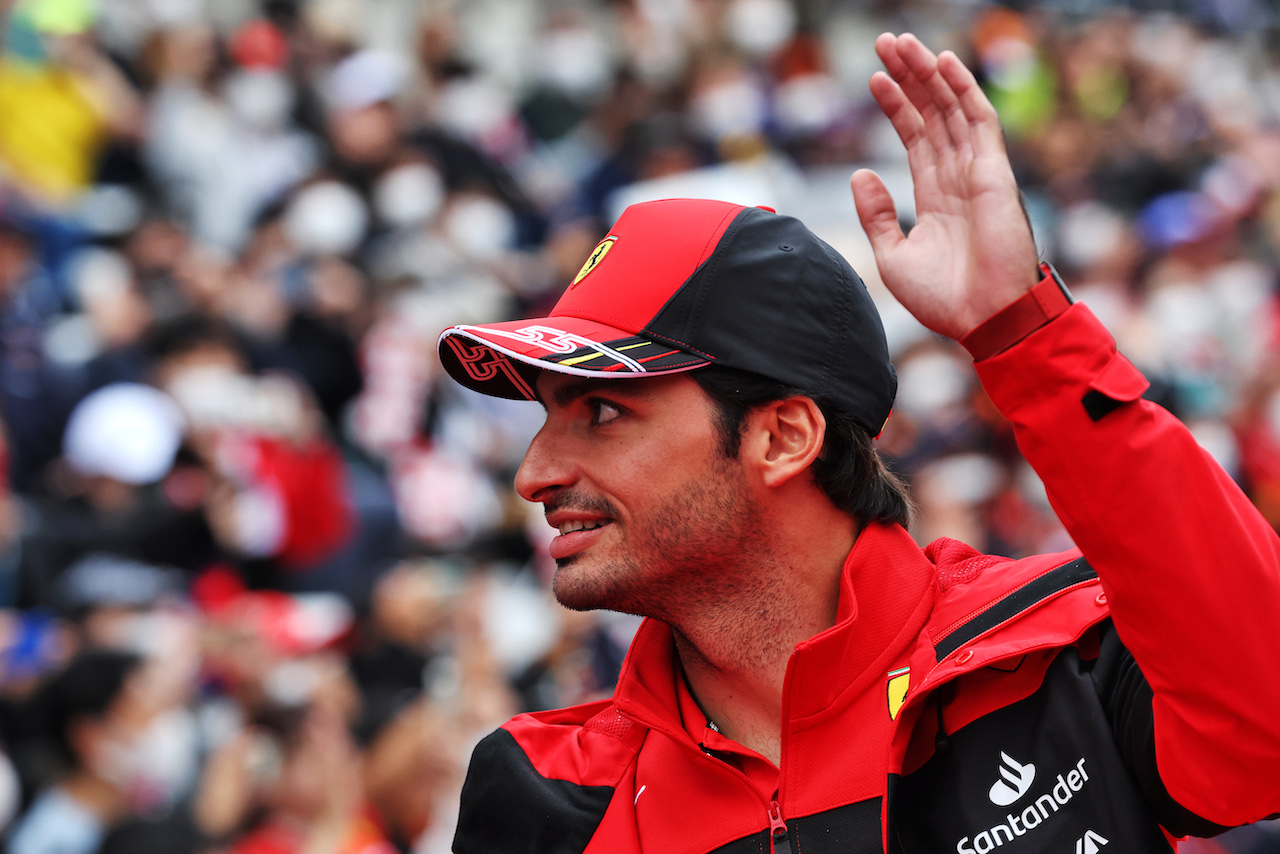 GP GIAPPONE, Carlos Sainz Jr (ESP) Ferrari on the drivers parade.
09.10.2022. Formula 1 World Championship, Rd 18, Japanese Grand Prix, Suzuka, Japan, Gara Day.
- www.xpbimages.com, EMail: requests@xpbimages.com © Copyright: Bearne / XPB Images