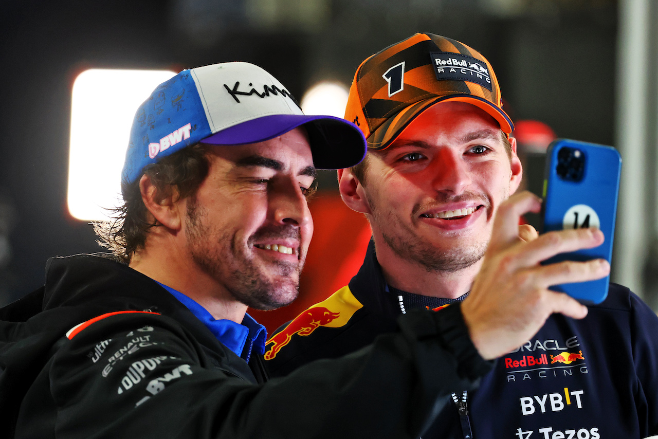 GP GIAPPONE, (L to R): Fernando Alonso (ESP) Alpine F1 Team with World Champion Max Verstappen (NLD) Red Bull Racing.
09.10.2022. Formula 1 World Championship, Rd 18, Japanese Grand Prix, Suzuka, Japan, Gara Day.
- www.xpbimages.com, EMail: requests@xpbimages.com © Copyright: Batchelor / XPB Images