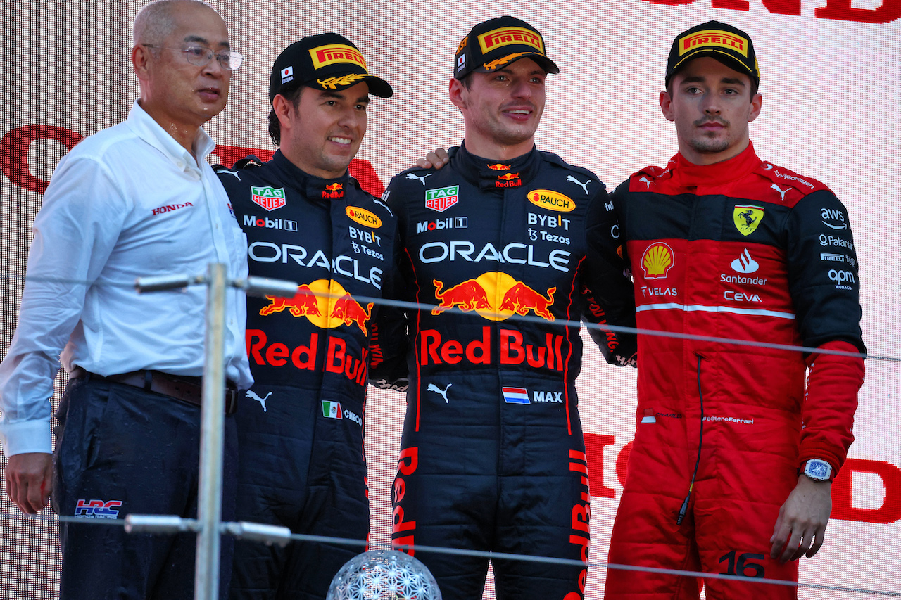GP GIAPPONE, The podium (L to R): Charles Leclerc (MON) Ferrari, second; Sergio Perez (MEX) Red Bull Racing, vincitore; Carlos Sainz Jr (ESP) Ferrari, third.
09.10.2022. Formula 1 World Championship, Rd 18, Japanese Grand Prix, Suzuka, Japan, Gara Day.
 - www.xpbimages.com, EMail: requests@xpbimages.com © Copyright: Coates / XPB Images