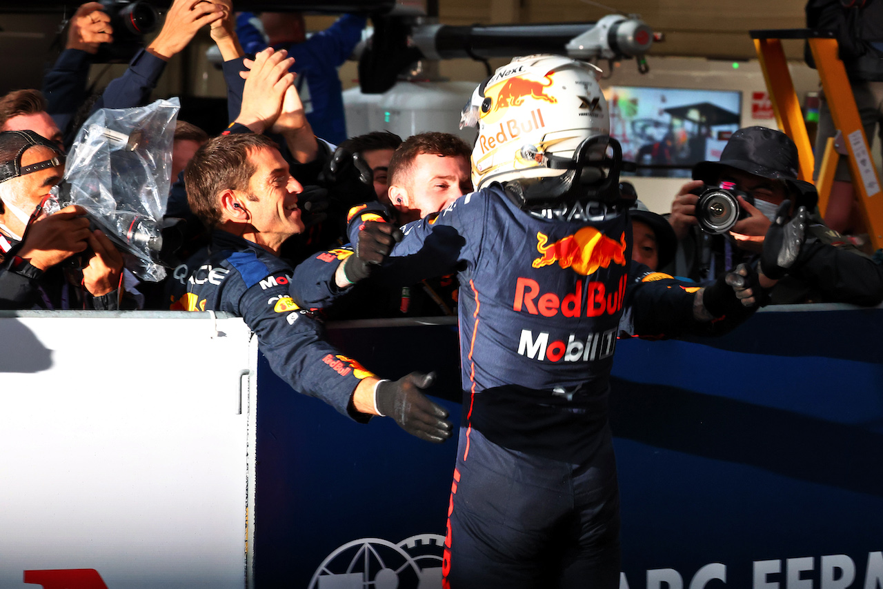 GP GIAPPONE, Gara winner Max Verstappen (NLD) Red Bull Racing celebrates with the team in parc ferme.
09.10.2022. Formula 1 World Championship, Rd 18, Japanese Grand Prix, Suzuka, Japan, Gara Day.
 - www.xpbimages.com, EMail: requests@xpbimages.com © Copyright: Coates / XPB Images