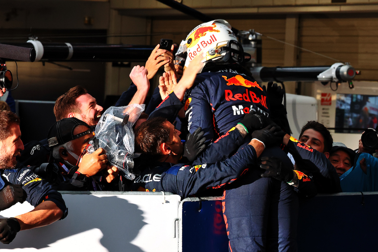 GP GIAPPONE, Gara winner Max Verstappen (NLD) Red Bull Racing celebrates with the team in parc ferme.
09.10.2022. Formula 1 World Championship, Rd 18, Japanese Grand Prix, Suzuka, Japan, Gara Day.
 - www.xpbimages.com, EMail: requests@xpbimages.com © Copyright: Coates / XPB Images
